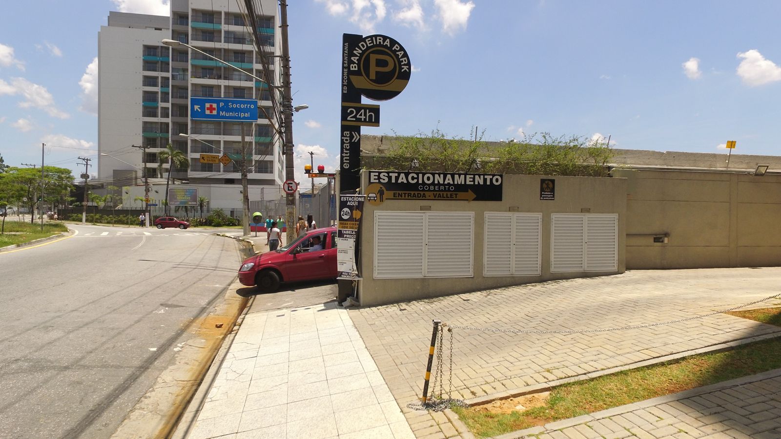 Entrada de veículos do Bandeira Park Tietê/Santana com sinalização da rede