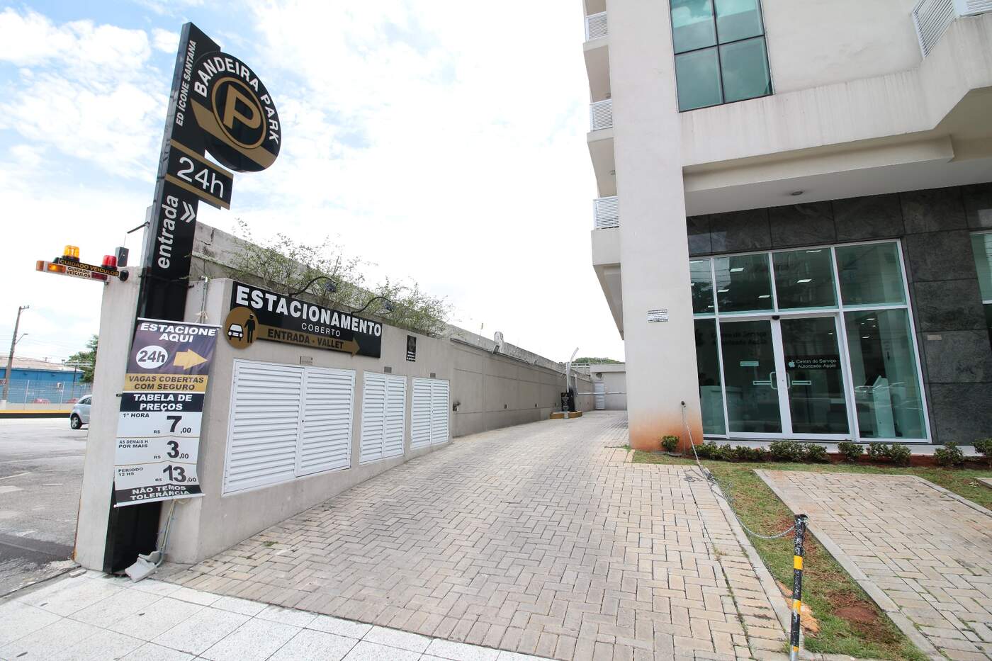 Fachada da unidade Bandeira Park em Santana, a 4 minutos a pé do Terminal Rodoviário Tietê