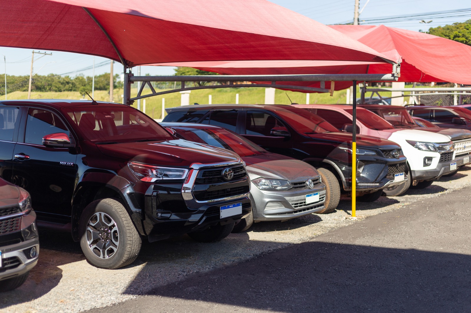Detalhe das vagas cobertas do Bandeira Park Viracopos com carros estacionados
