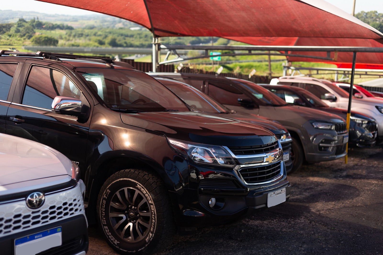 Veículos de clientes estacionados sob cobertura no Bandeira Park Viracopos