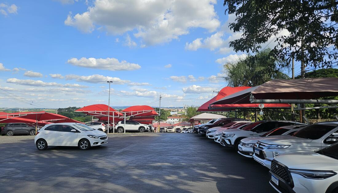 Pátio amplo do Bandeira Park Viracopos com fileiras de coberturas vermelhas